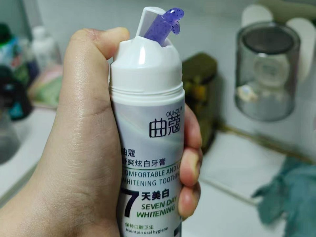 含有群青紫（CI 77007）亮白成分的曲蔻舒爽炫白牙膏
